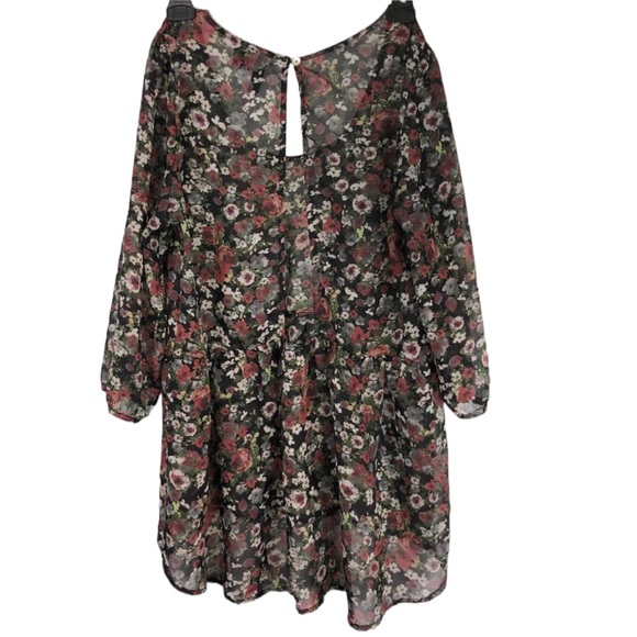 Full Tilt Floral Sheer Hii-Low Blouse Cutout Back
Size M - Picture 4 of 6
